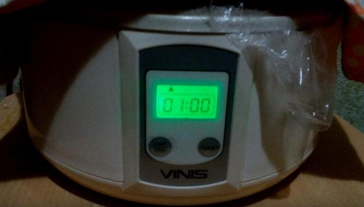 Puneți punga cu aluatul într-un aparat de iaurt, cuptor sau aragaz lent și lăsați-l în regim de încălzire timp de o oră.