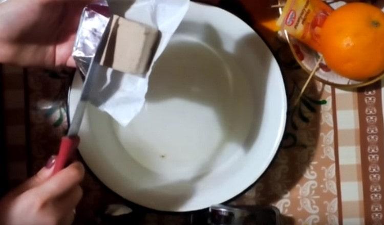 Zdrobiți drojdia în apă cu zahăr.