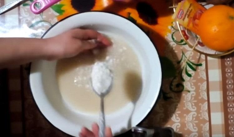 Adăugați câteva linguri de făină.
