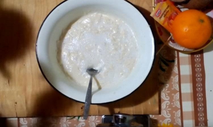 După amestecare, lăsați masa astfel încât aluatul să crească.