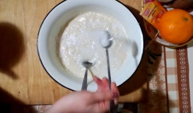 Adăugați sare în aluatul în creștere.