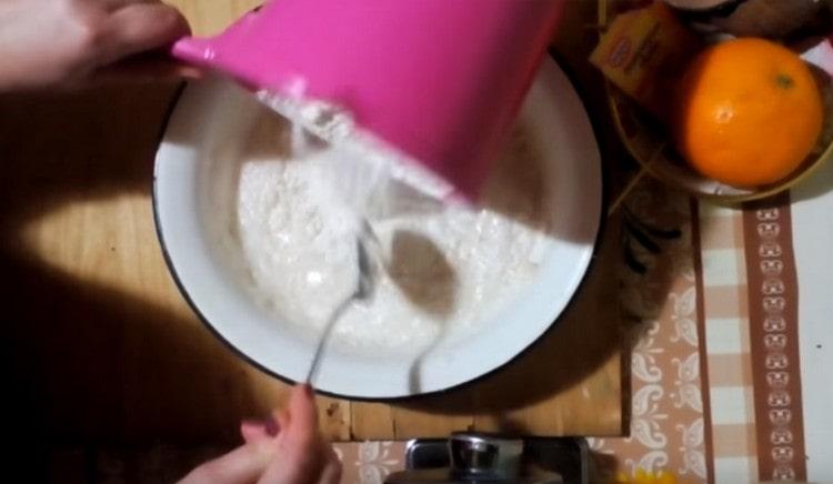 Se adaugă și făina cernută.