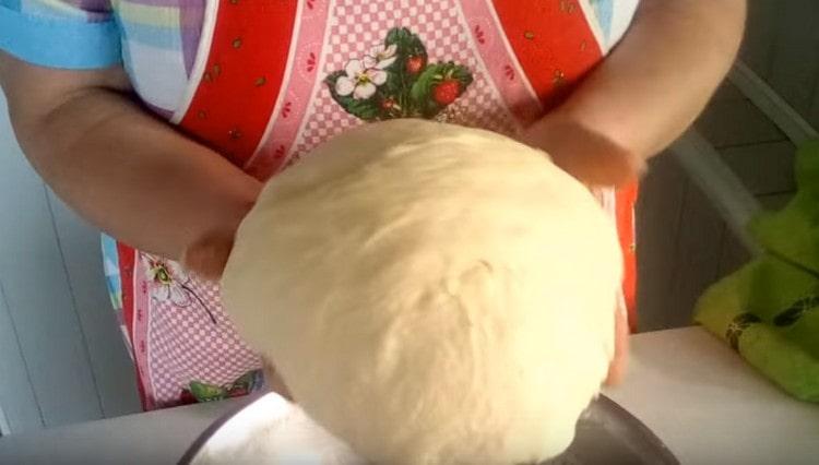 Омесваме тестото и можем да работим с него.