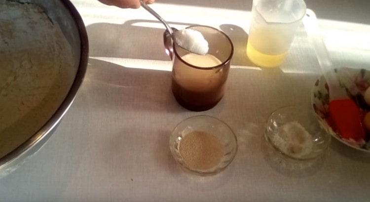 Добавете захарта към топло мляко и разбъркайте.