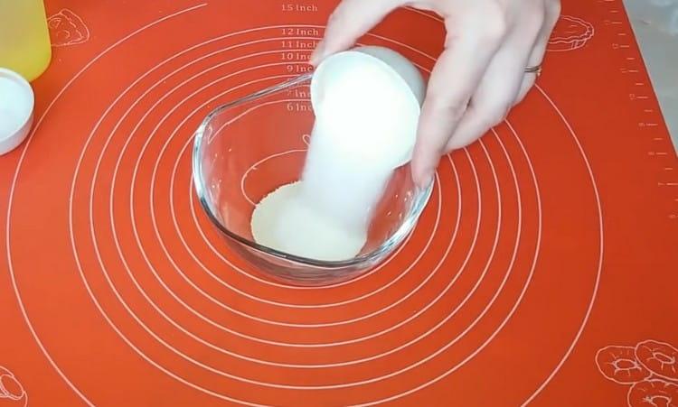 Изсипете захар и мая в купа.