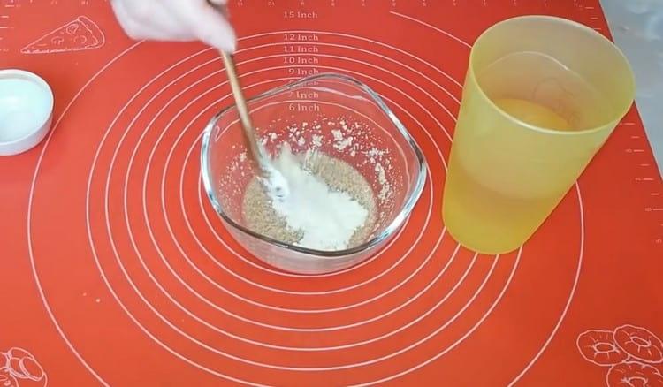 Добавете лъжица брашно и разбъркайте.