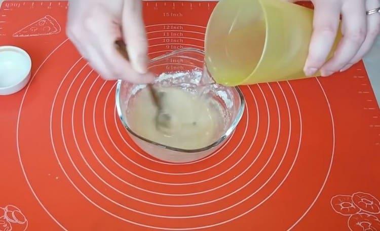 Въведете останалата вода и разбъркайте.