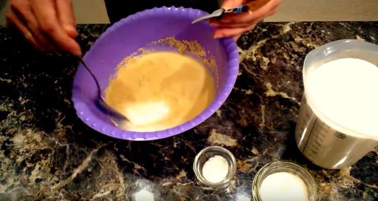 Добавете суха мая към млякото.