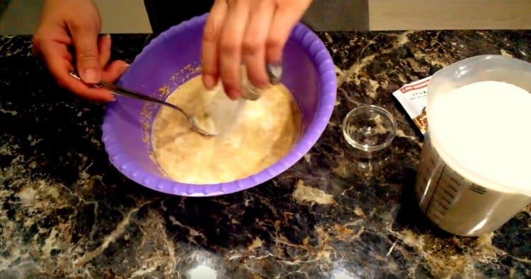 Добавете също сол и захар.