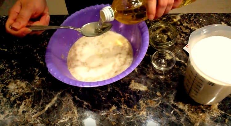 Добавете растително масло и разбъркайте всичко.