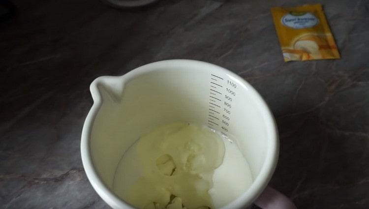 Combinăm kefirul cu uleiul vegetal într-o cratiță și încălzim.