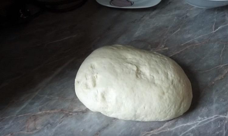 Avem aluat pentru plăcinte, ca puf, pe kefir.