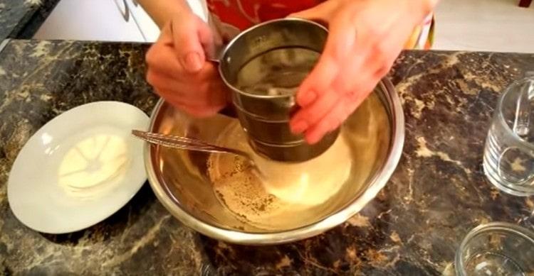 Magdagdag ng lebadura, asukal at isang maliit na harina.