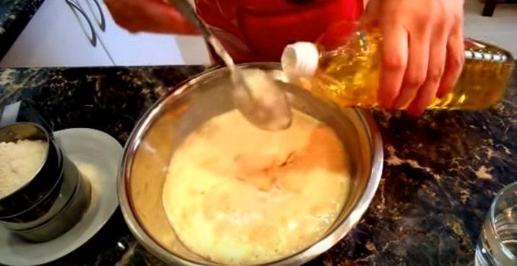 Magdagdag ng langis ng gulay, isang maliit na harina at ihalo.