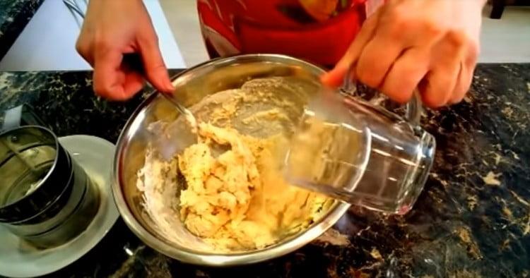 Magdagdag ng mainit na tubig sa kuwarta.