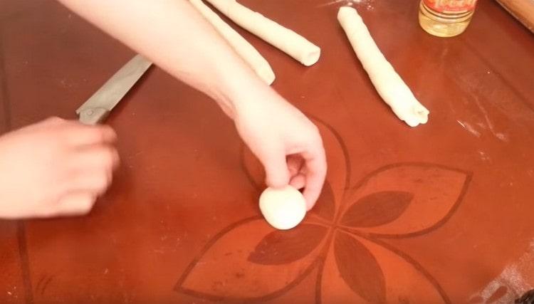 Punem fiecare bucată pe masă cu felia în sus și apăsăm cu mâna în schelă.