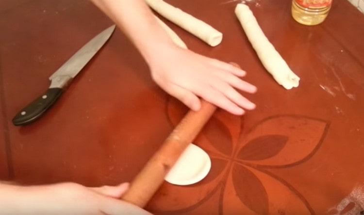 Rămâne doar să rostogoliți tortul.