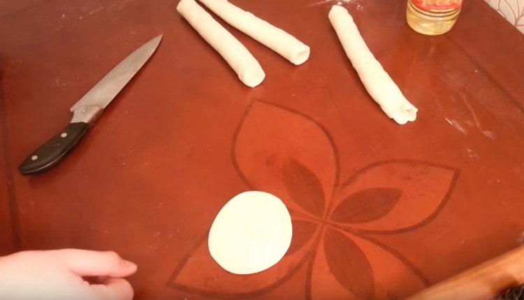 Așa că frământăm aluatul pentru samsa conform rețetei uzbece, rămâne doar să adăugăm umplutura.