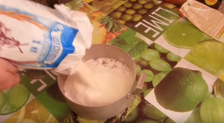 Adăugați făină în apă.