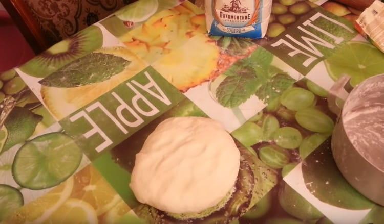 Frământați aluatul bine.