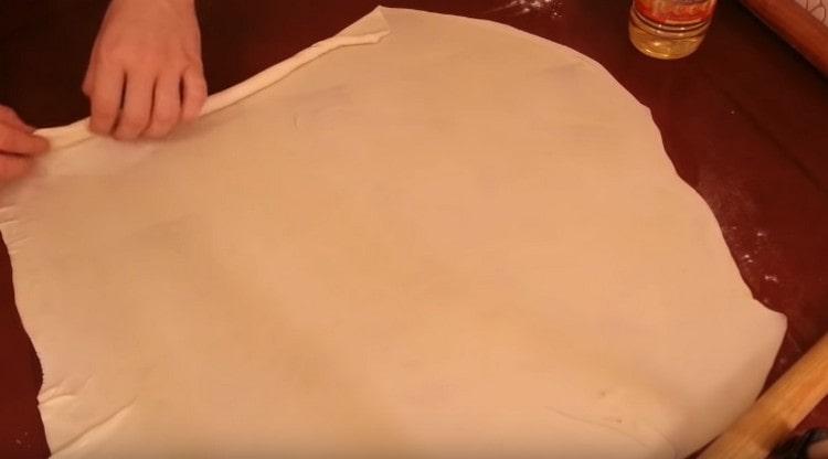 Răsucim aluatul cu un rulou strâns.