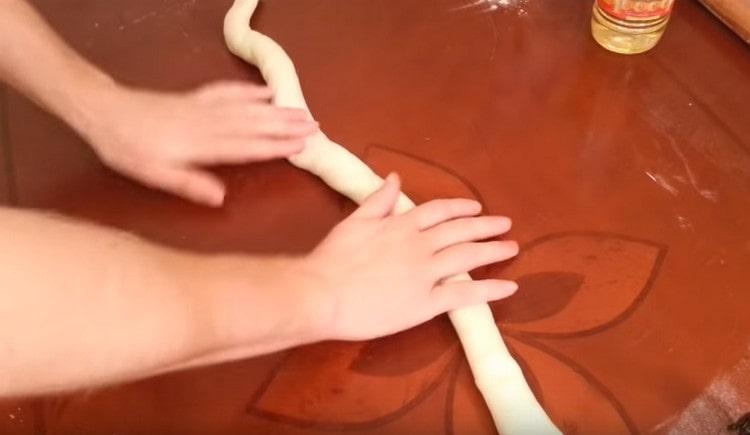 Apoi răsuciți puțin ruloul rezultat, ca și cum am răsuci un prosop.