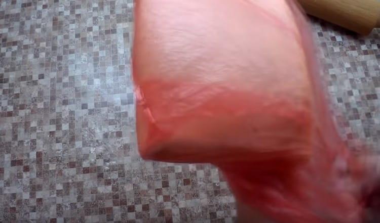 Having put the blank in the bag, we send it for an hour in the refrigerator.