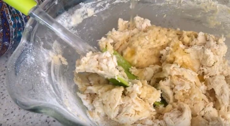 Când amestecați, adăugați ulei vegetal.