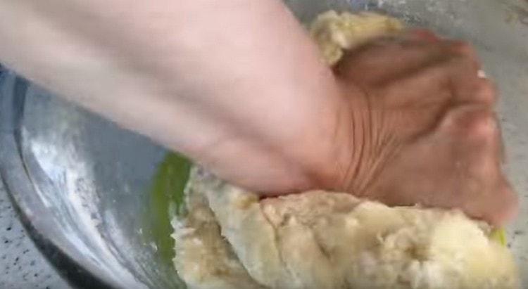 Frământați aluatul.