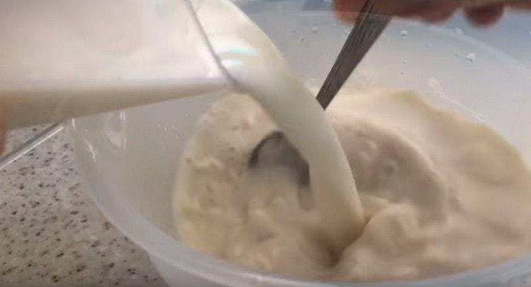 Se dizolvă drojdia în apă caldă și lapte.