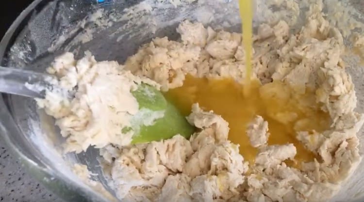 Frământând aluatul, introduceți untul în el.