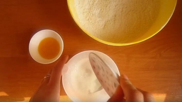 Despeje sal e açúcar em água morna.