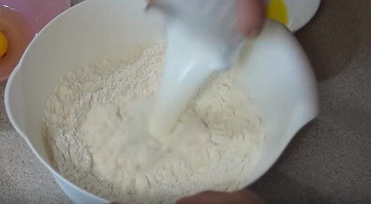 Turnați chefirul în făină.