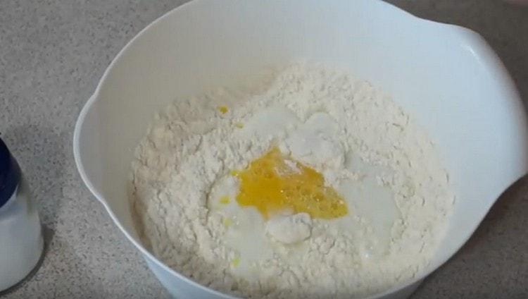 Adăugați un ou ușor bătut.