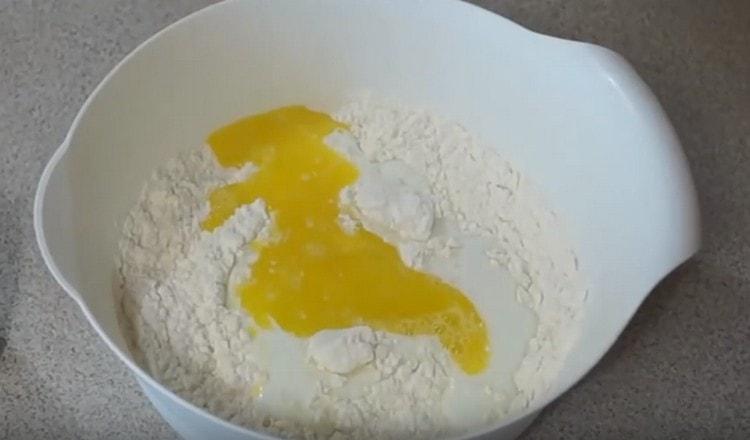 Se adaugă și untul topit.