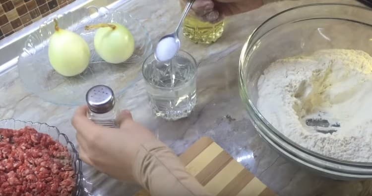 Agregue una cucharadita de sal a un vaso de agua.