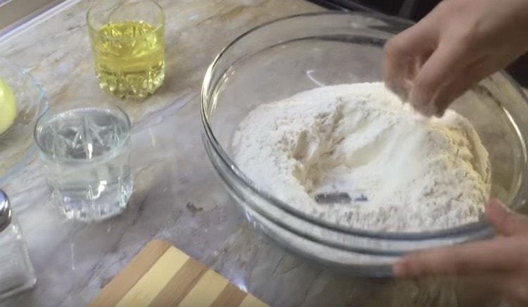 Tamizamos la harina y hacemos una depresión en ella.