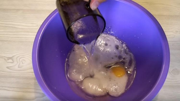 Добавяме и минерална вода.