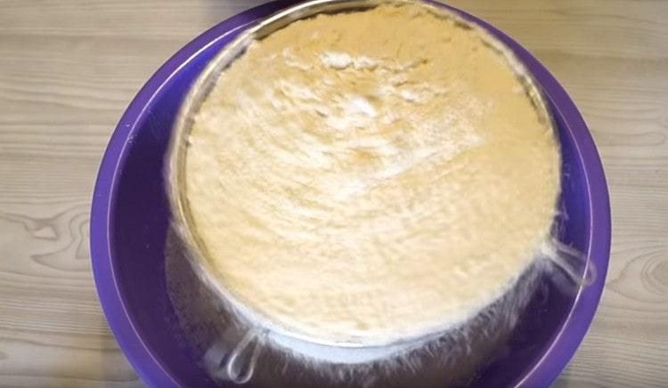 Пресейте брашно към течните компоненти.