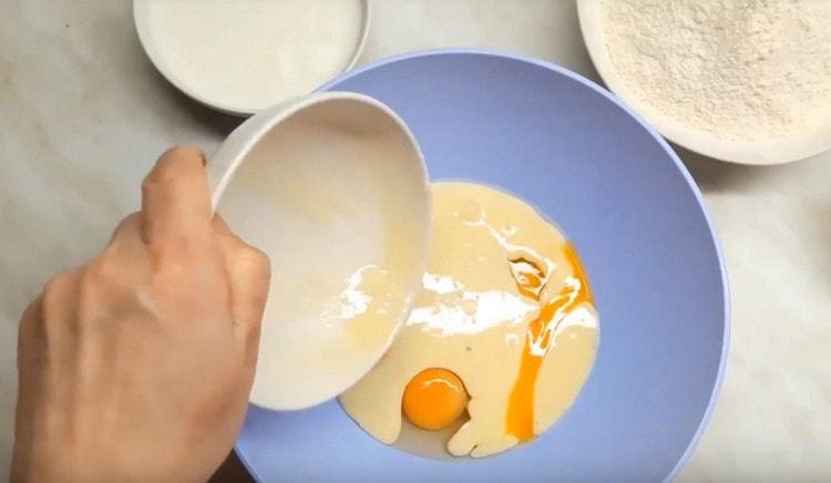 Добавете разтопен маргарин или масло.