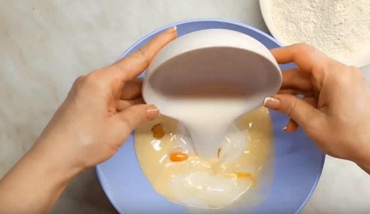 Добавете млякото.