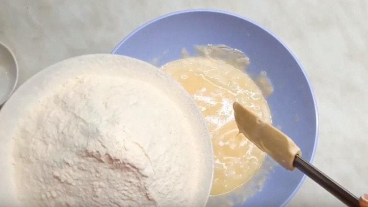 На следващо място, постепенно въведете брашното.