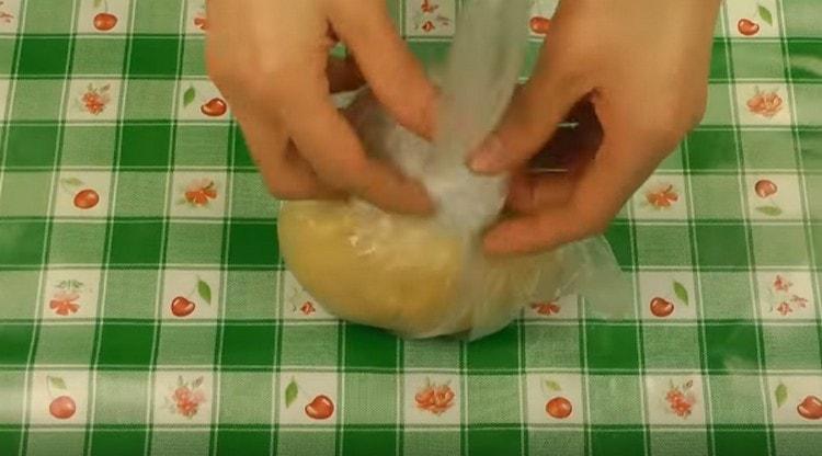 Nous mettons la pâte dans l'emballage pendant 15 minutes.