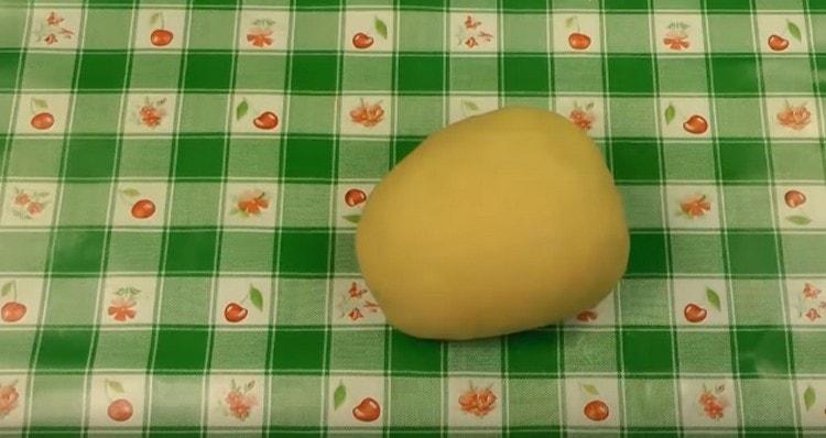 Nous pétrissons la pâte pour le mandrin et nous pouvons commencer à faire des friandises.