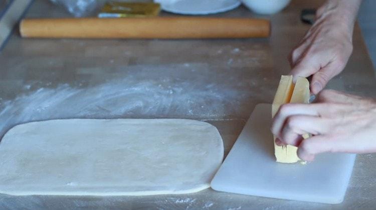 Vi skærer en pakke olie langs to dele.