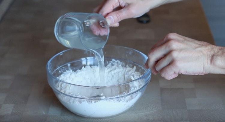 Bland massen og tilsæt vand.