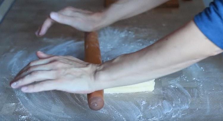 Vi tager dejen ud af køleskabet og ruller den ud igen.