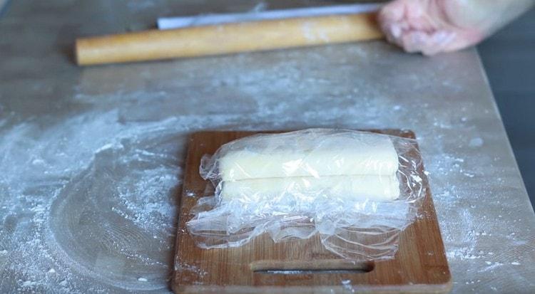 Igen lægger vi den indpakkede dej i kulden.