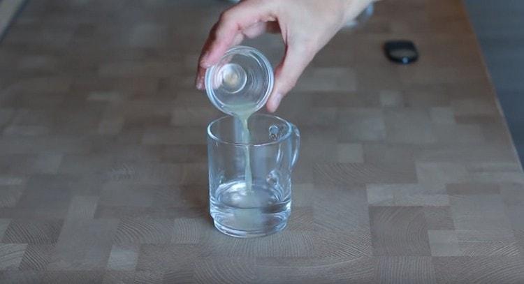 Tilsæt citronsaft til vandet.