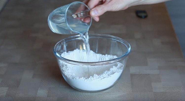 Efter at have lavet en depression i melet. hæld vand der.